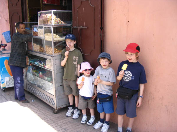 5044-marrakech-walking-and-ice-cream-medina-apr13-2005