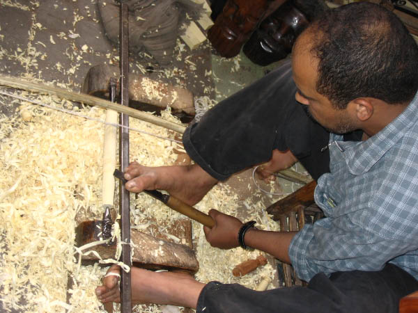 5086-marrakech-medina-wood-carver-artisian-apr13-2005