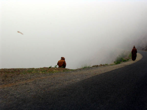 5234-marrakech-toubkal-mountain-road-clouds-berbers-apr15-2005