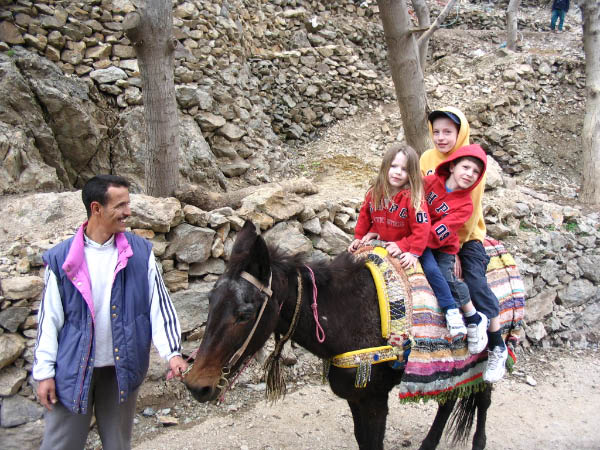 5252-imlil-village-mule-sam-grace-tim-to-kasbah-du-toubkal-apr15-2005