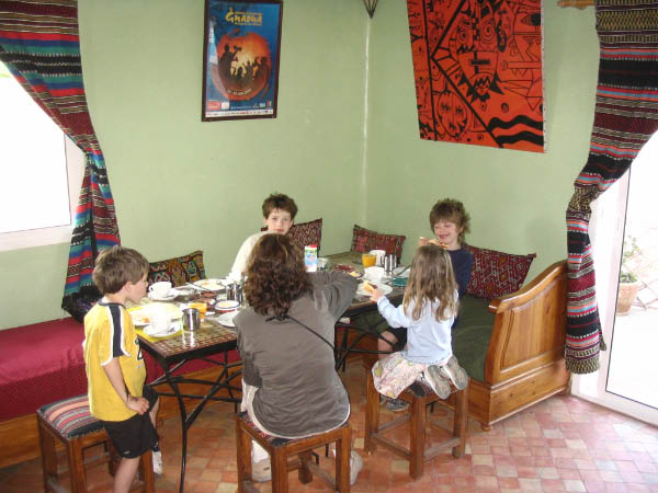 5829-essaouira-riad-zhara-breakfast-family-apr23-2005