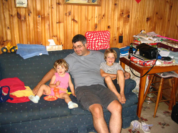8004-east-coast-amelia-joe-sam-sitting-couch-aug09-2005