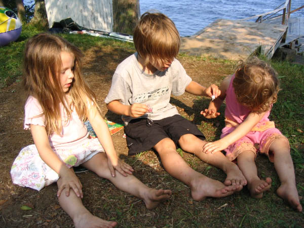8023-east-coast-sam-painting-nails-grace-amelia-aug09-2005