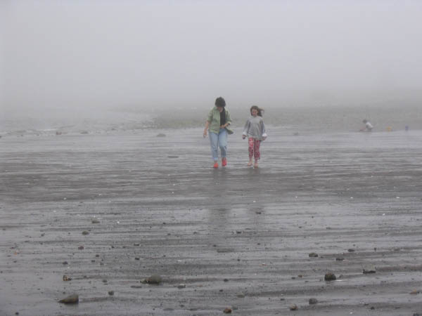 8072-east-coast-metagan-anna-holly-foggy-beach-aug11-2005