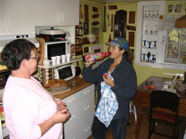 8608-farm-aunt-linda-joanne-big-drink-oct08-05