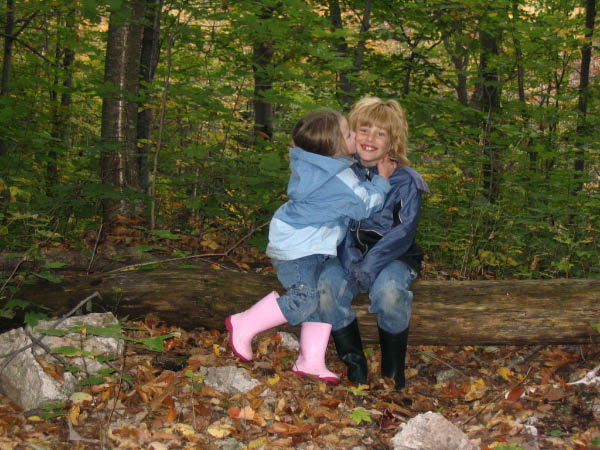 8614-farm-grace-kissing-eric-log-spar-mine-oct08-05